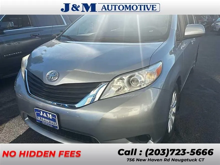 2012 Toyota Sienna LE photo 1