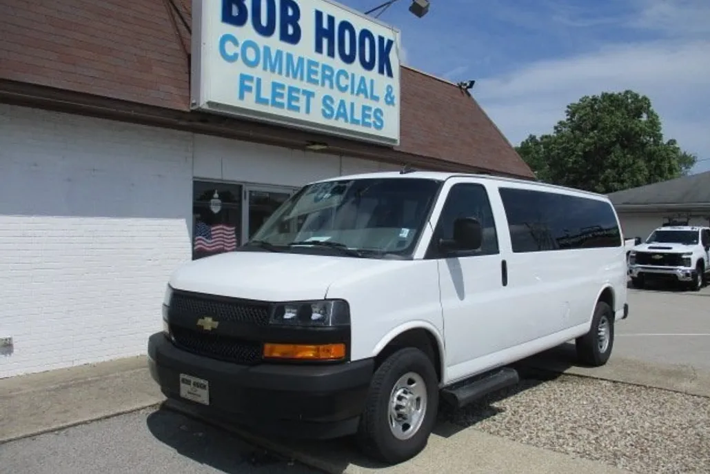 2022 Chevrolet Express Passenger 3500 photo 1