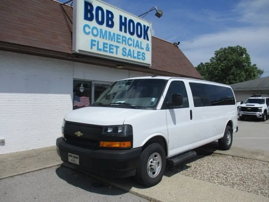 2022 Chevrolet Express Passenger 3500 photo 1