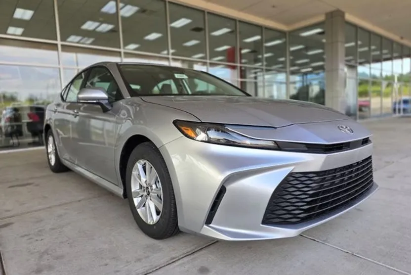 2025 Toyota Camry LE photo 1