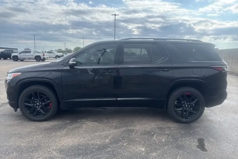 2021 Chevrolet Traverse Premier photo 1