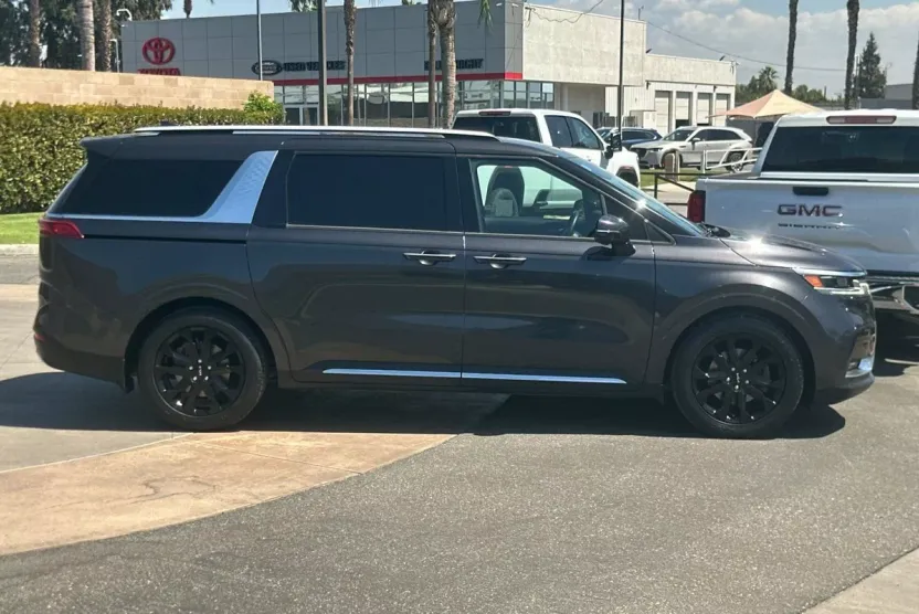2022 Kia Carnival SX photo 1