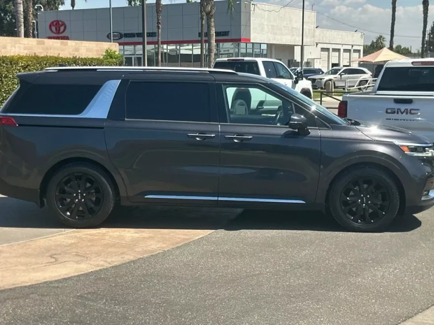 2022 Kia Carnival SX photo 1