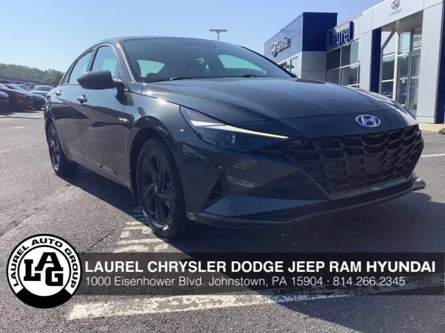 2023 Hyundai Elantra SEL photo 1
