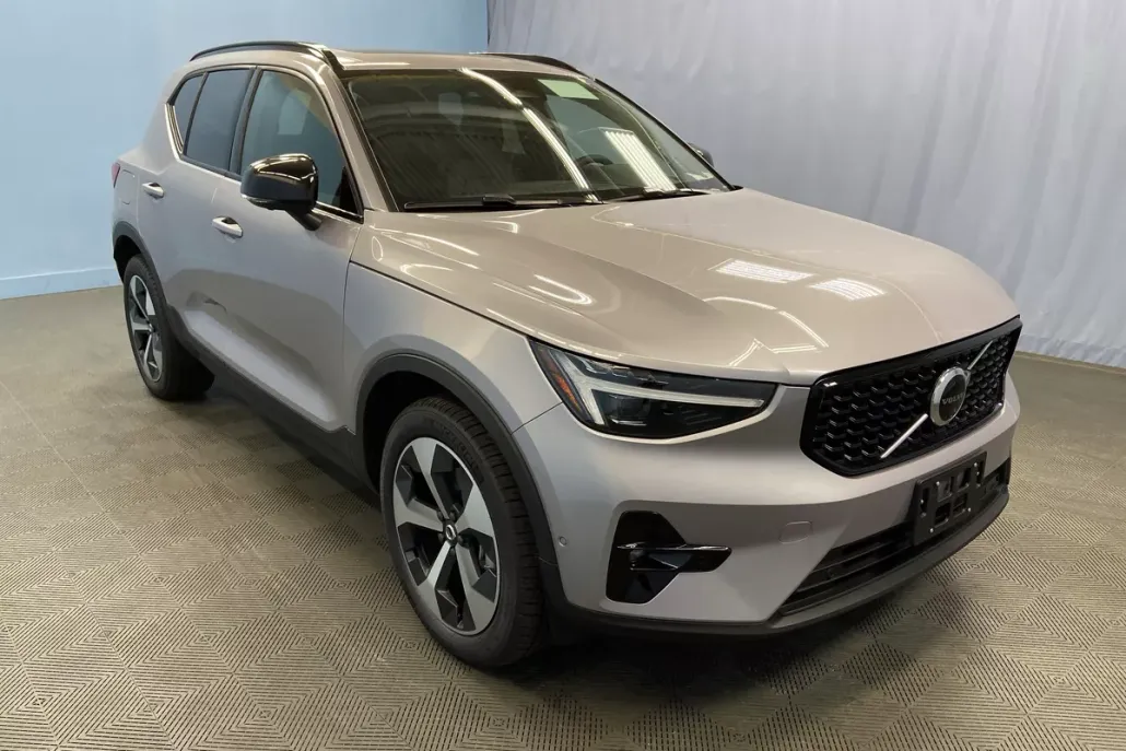 2026 Volvo XC40 Plus photo 1