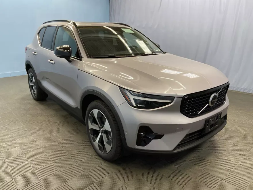 2026 Volvo XC40 Plus photo 1
