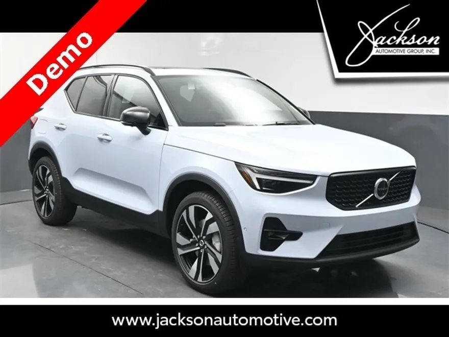 2025 Volvo XC40 Plus photo 1