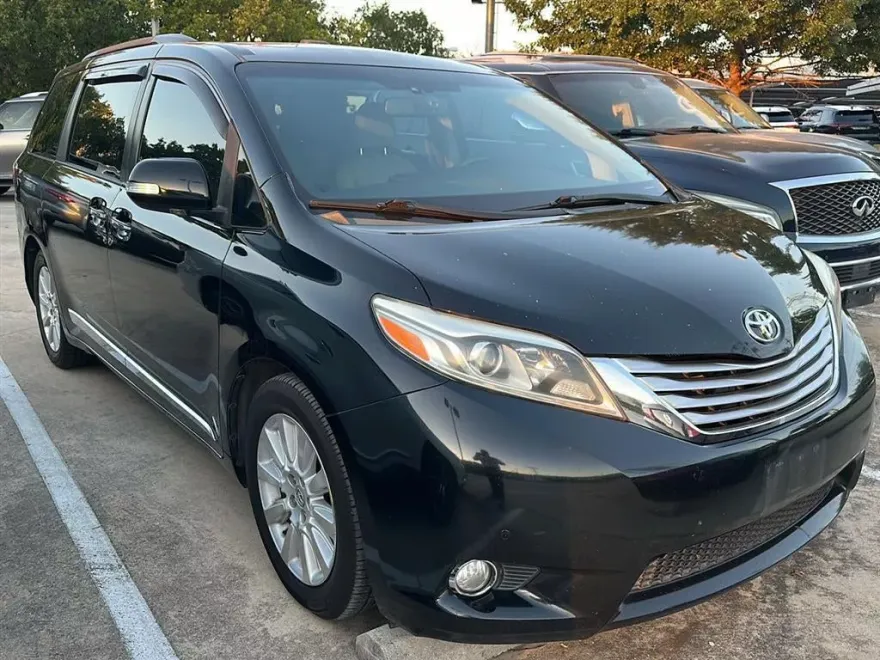 2015 Toyota Sienna XLE photo 1