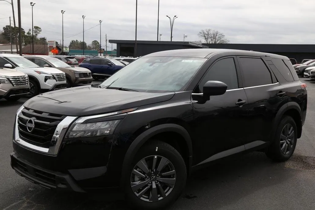 2025 Nissan Pathfinder S photo 1