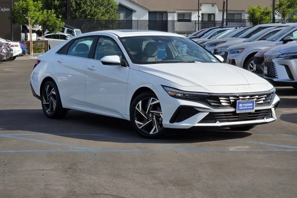 2024 Hyundai Elantra SEL photo 1