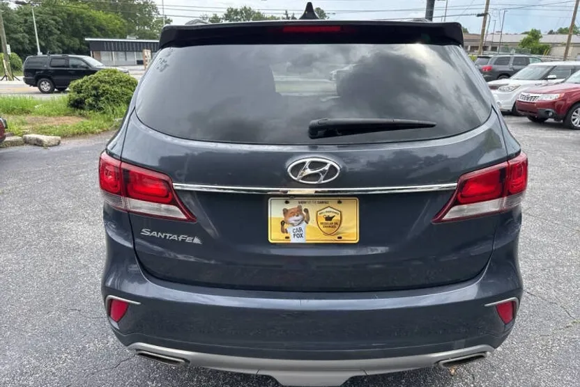 2017 Hyundai Santa Fe SE photo 1