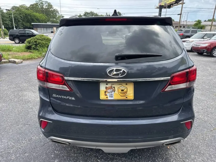 2017 Hyundai Santa Fe SE photo 1