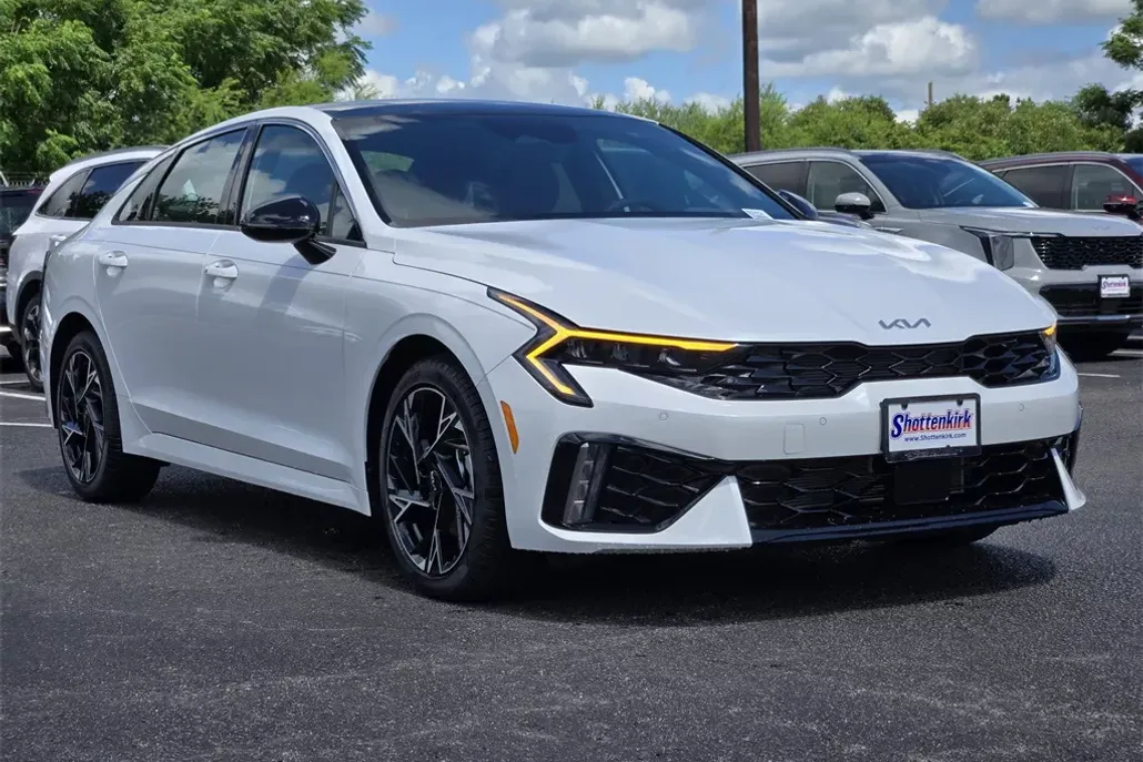2025 Kia K5 GT-Line photo 1