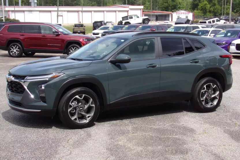 2025 Chevrolet Trax LT photo 1