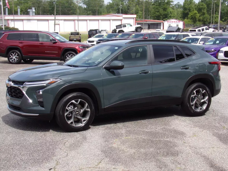 2025 Chevrolet Trax LT photo 1