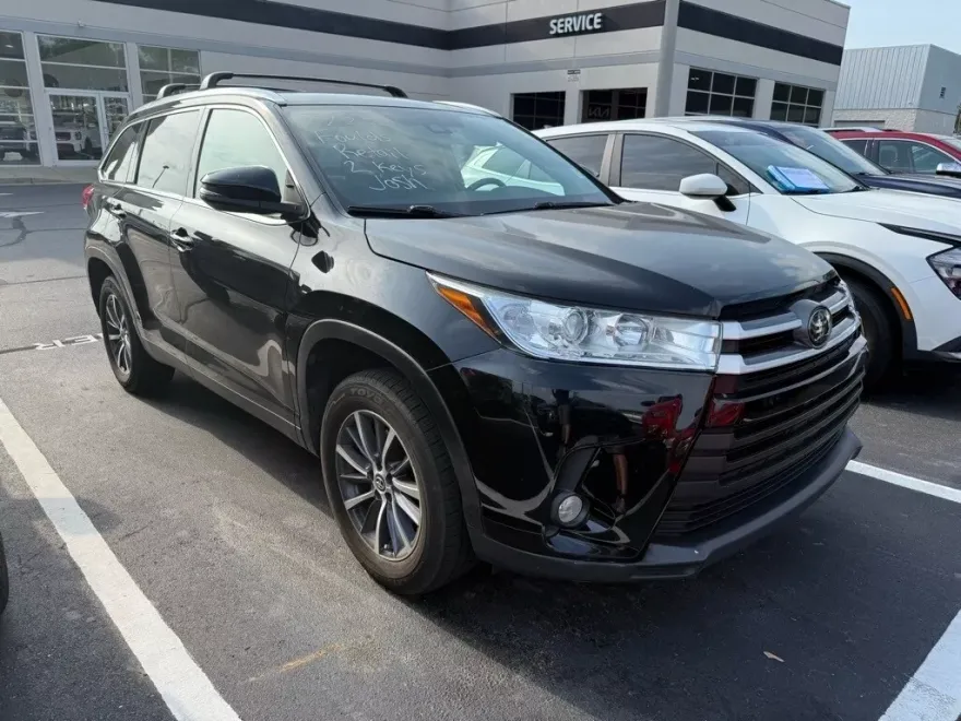 2019 Toyota Highlander XLE photo 1