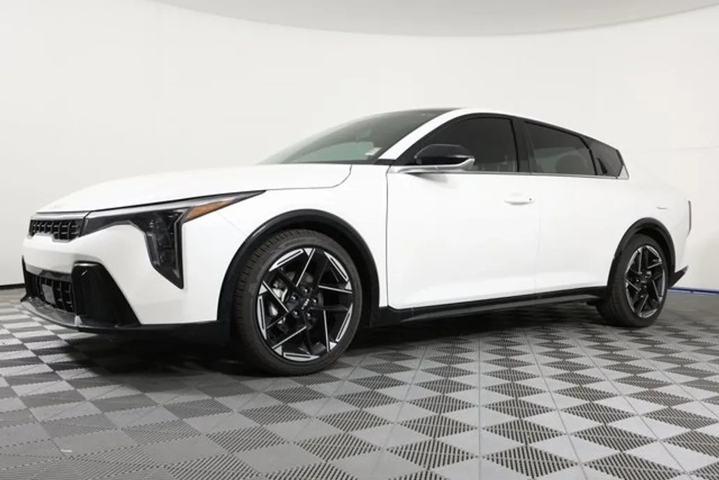 2025 Kia K4 GT-Line photo 1