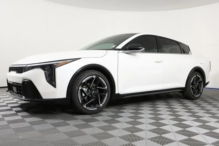 2025 Kia K4 GT-Line photo 1