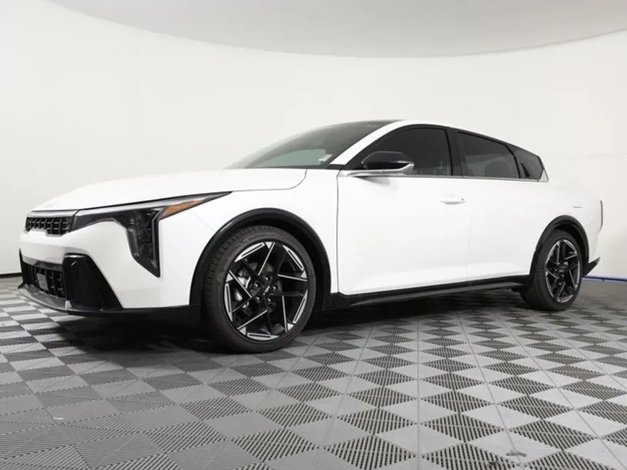 2025 Kia K4 GT-Line photo 1