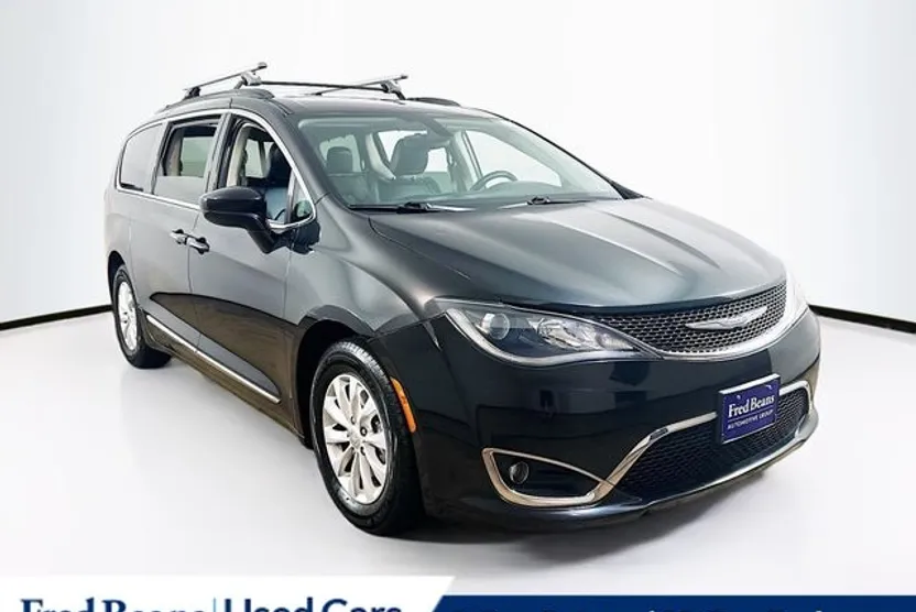 2017 Chrysler Pacifica Touring L photo 1