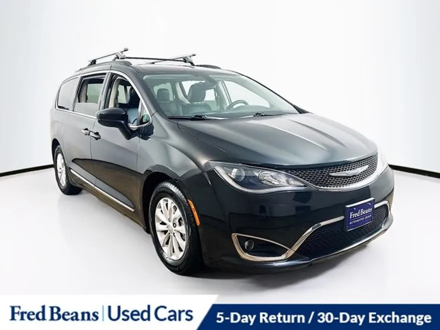 2017 Chrysler Pacifica Touring L photo 1