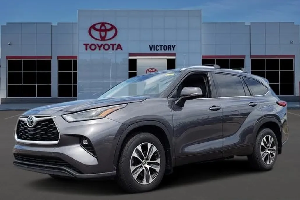 2022 Toyota Highlander XLE photo 1