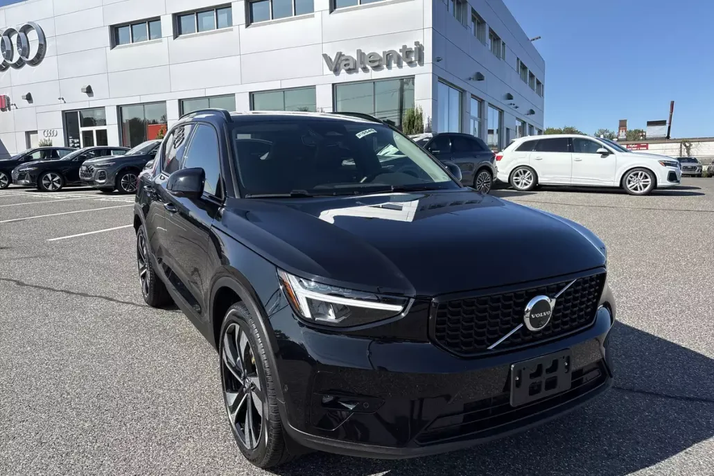 2025 Volvo XC40 Plus photo 1