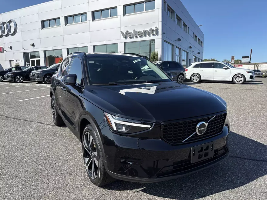 2025 Volvo XC40 Plus photo 1