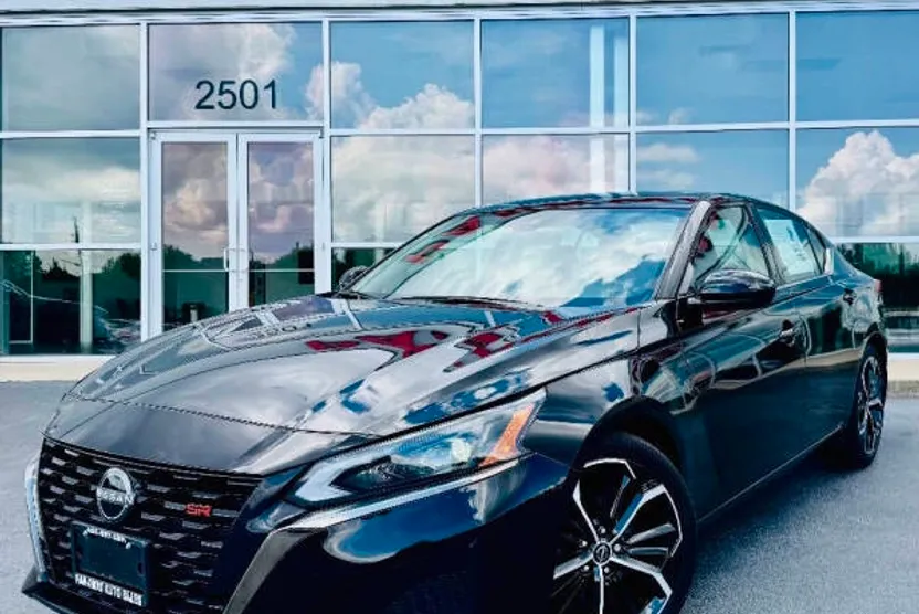 2023 Nissan Altima 2.5 SR photo 1