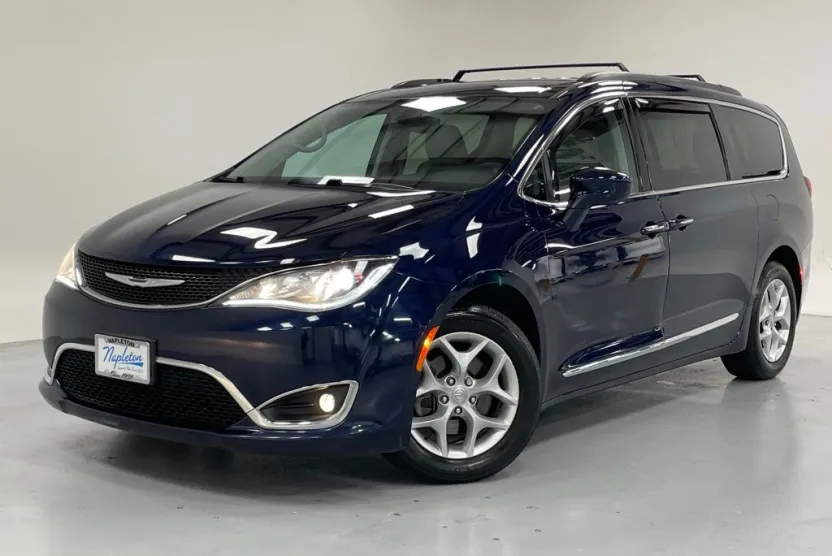 2017 Chrysler Pacifica Touring L photo 1
