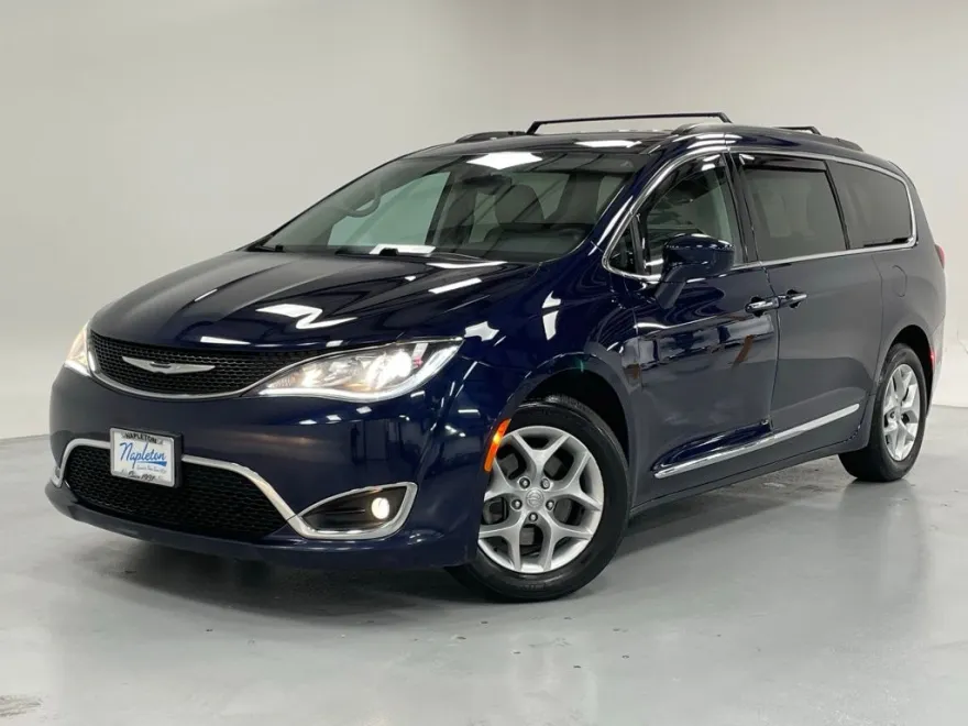2017 Chrysler Pacifica Touring L photo 1