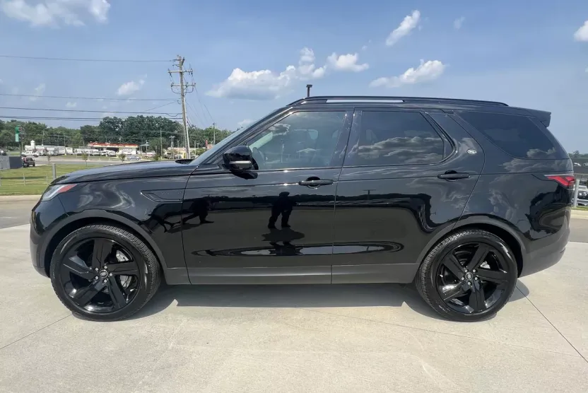 2024 Land Rover Discovery S photo 1
