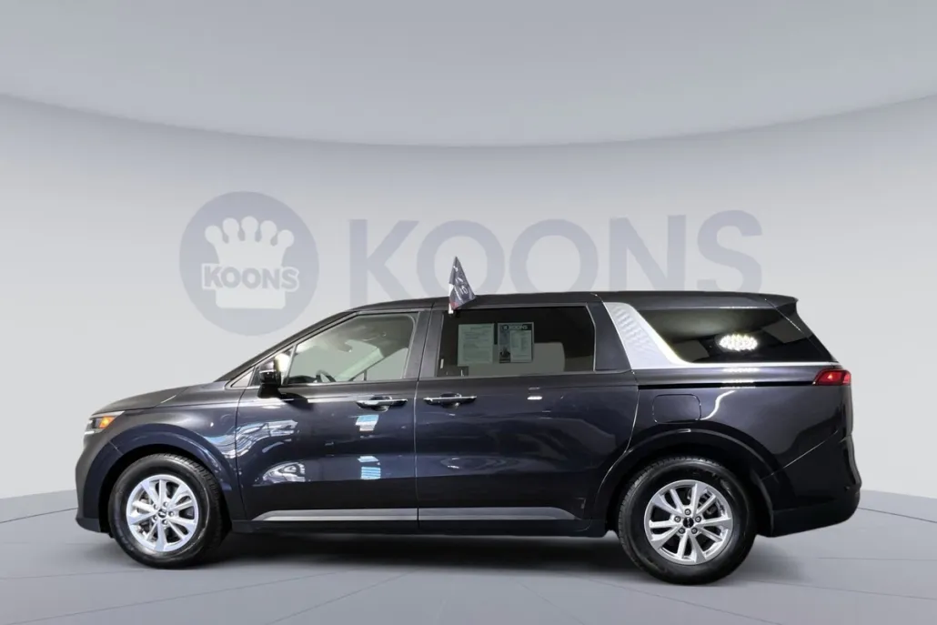 2023 Kia Carnival LX photo 1