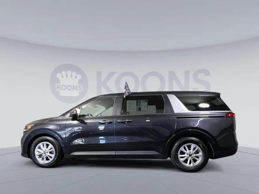 2023 Kia Carnival LX photo 1