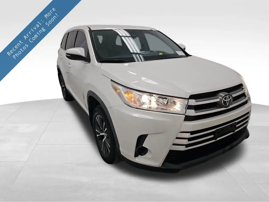 2019 Toyota Highlander LE photo 1