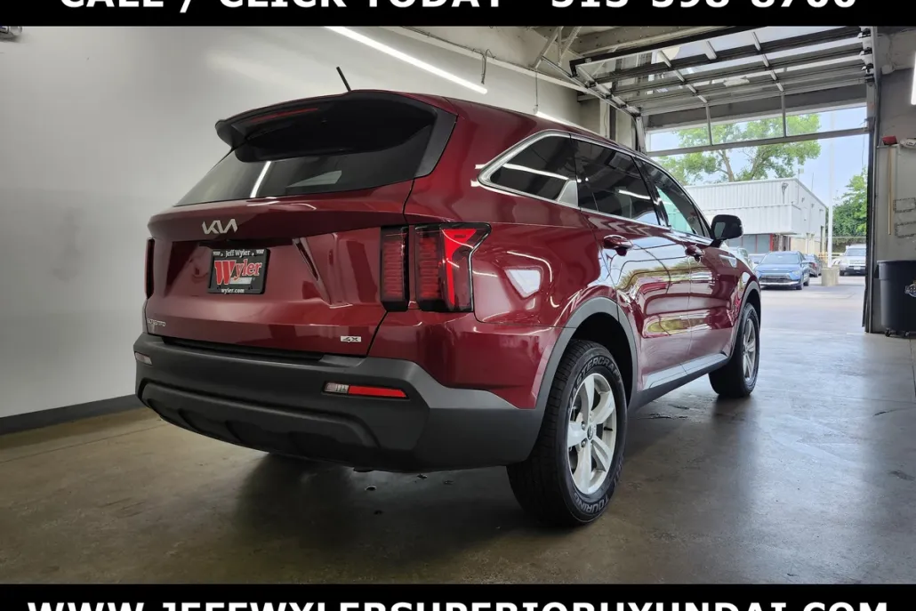 2023 Kia Sorento LX photo 1