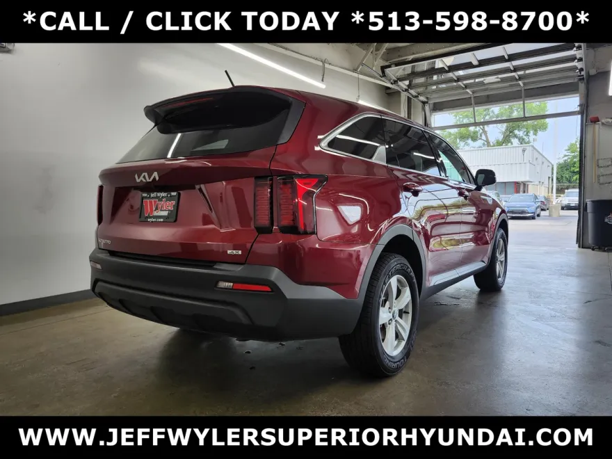 2023 Kia Sorento LX photo 1