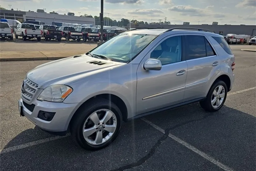 2010 Mercedes Benz ML 350 photo 1