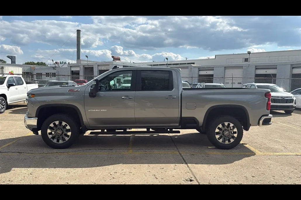 2026 Chevrolet Silverado LT photo 1