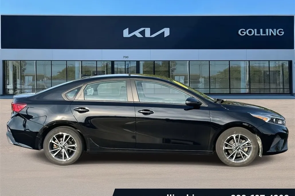 2023 Kia Forte LXS photo 1