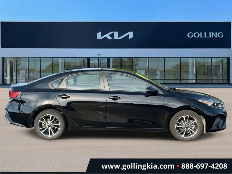 2023 Kia Forte LXS photo 1