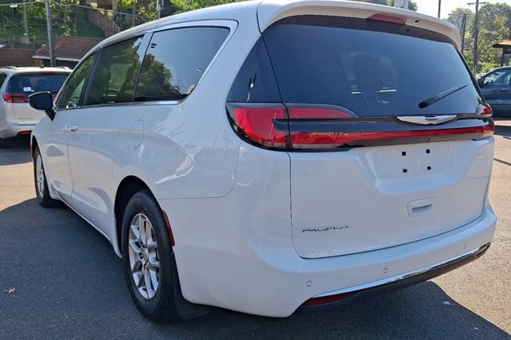 2025 Chrysler Pacifica photo 1