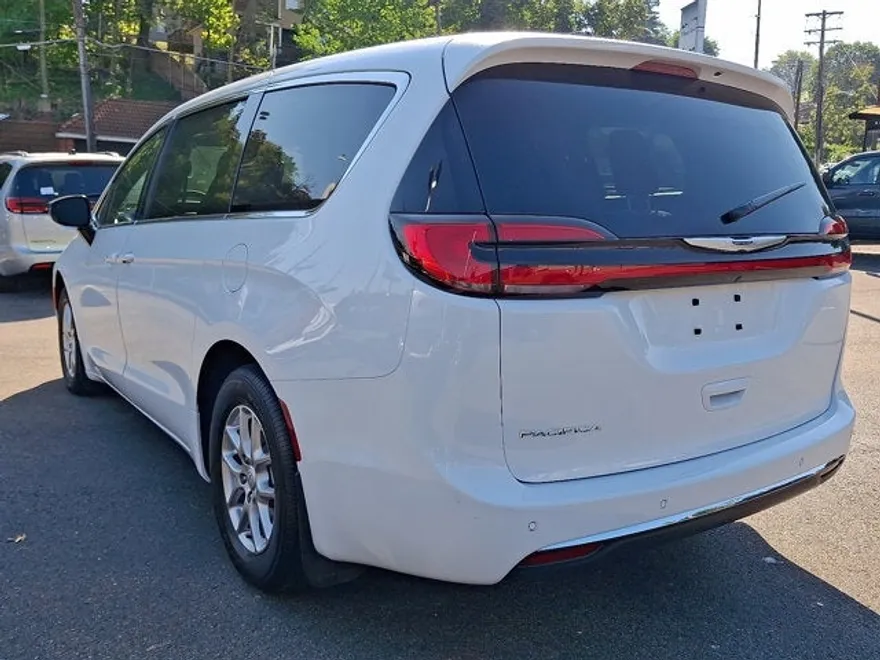 2025 Chrysler Pacifica photo 1