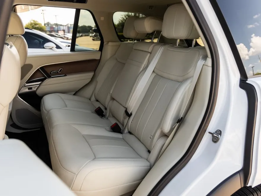 2023 Land Rover Range Rover SE photo 30