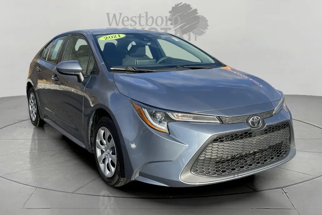 2021 Toyota Corolla LE photo 1