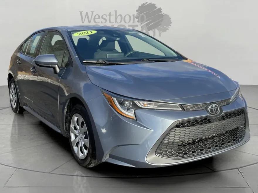2021 Toyota Corolla LE photo 1