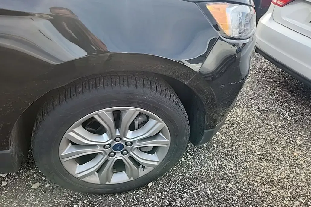 2022 Ford Edge Titanium photo 1