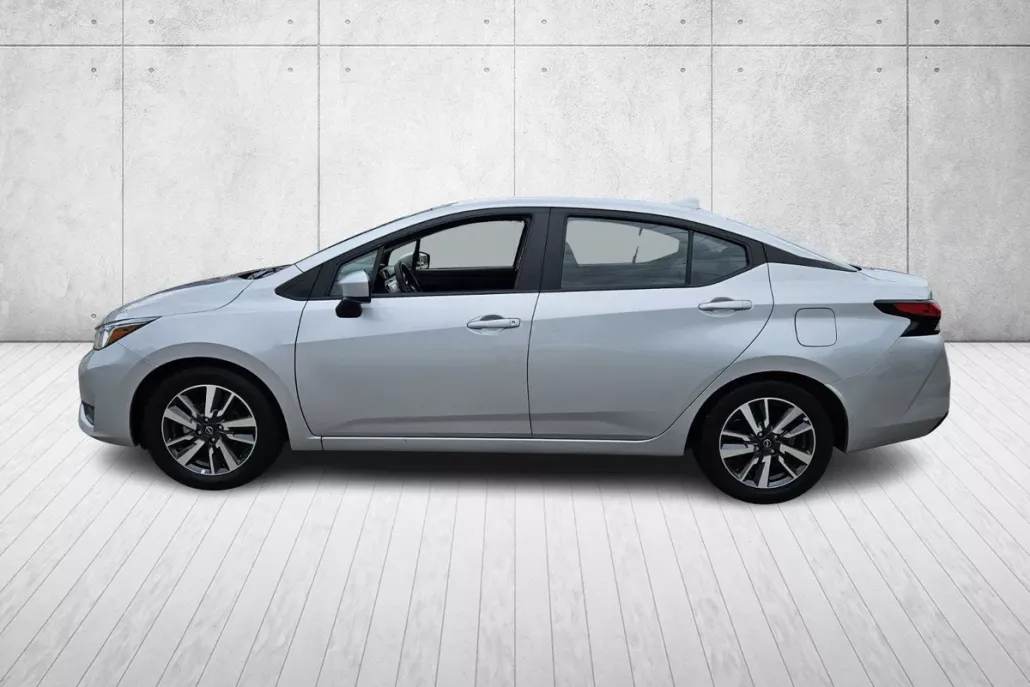 2023 Nissan Versa 1.6 SV photo 1