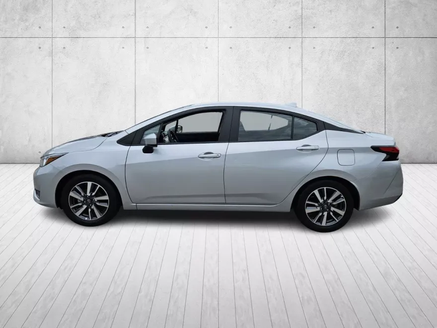 2023 Nissan Versa 1.6 SV photo 1