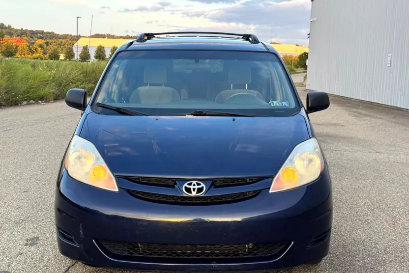 2007 Toyota Sienna LE photo 1